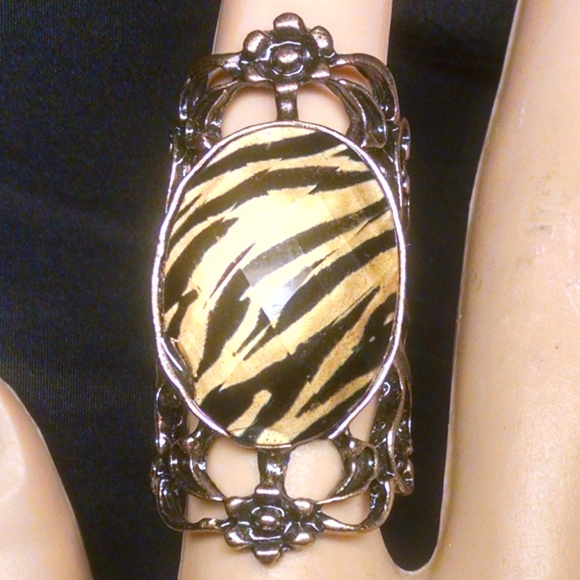 Vtg Antique style large stone animal print ring